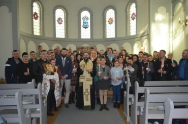 În comunitatea parohială din Tromsø, Norvegia, în Ziua Învierii, 16 aprilie 2017, Părintele Episcop Macarie Drăgoi și enoriașii bucurându-se de lumina prăznuirii.