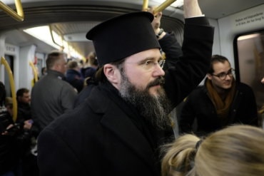 Preasfințitul Părinte Episcop Macarie Drăgoi în metroul din Copenhaga, spre biserica parohiei românești, întru bucuria săvârșirii Botezului pruncului Emanuel (27 aprilie 2017).