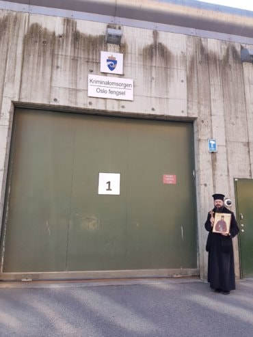 Episcopul Macarie Drăgoi, în tramvai, în vizită la deținuții de la Penitenciarul din Oslo