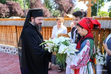 Vineri seara, 9 iunie 2017, Părintele Episcop Macarie al Europei de Nord a slujit Taina Sfântului Maslu în biserica „Izvorul Tămăduirii” din Ineu iar sâmbătă, 10 iunie 2017, Părintele Episcop Macarie a slujit Sfânta Luturghie