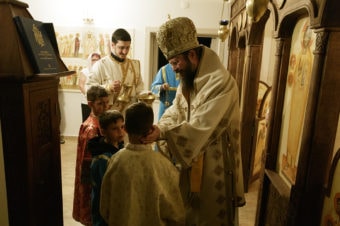 De Ziua Internațională a Copilului, Preasfințitul Părinte Episcop Macarie a vizitat în Stockholm copiii bolnavi