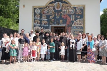 Tabăra de vară a tinerelor familii româneşti din țarile scandinave lângă Mănăstirea năsăudeană Cormaia-Sângeoez Băi
