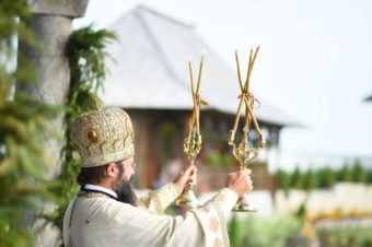 La praznicul Schimbării la Față a Domnului, 6 august 2017, Preasfințitul Părinte Episcop Macarie Drăgoi al Europei de Nord a slujit, cu prilejul hramului, la Mănăstirea Petrești, de lângă Cheile Turzii din județul Cluj.