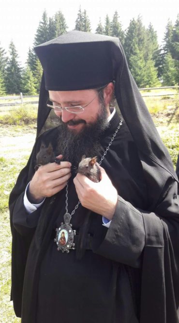 În Munții Apuseni, împreună cu doi mici pelerini, dând slavă Preamilostivului Dumnezeu pentru creația Sa! +Părintele Episcop Macarie