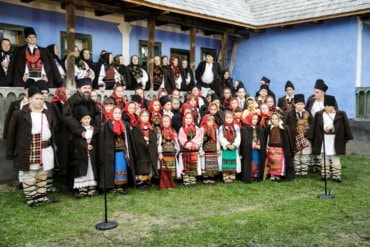 Părintele Episcop Macarie Drăgoi colindă împreună cu grupul de colindători din satul său natal, Spermezeu, jud. Bistrița-Năsăud