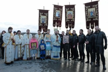 Boboteaza la Marea Nordului. Preasfințitul Macarie Drăgoi: „Noi cufundăm Sfânta Cruce în apele Mării Nordului nu doar pentru noi, ci pentru a aduce și pentru cei de aici și pentru aceste locuri binecuvântarea și puterea lui Dumnezeu”