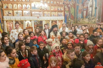 ﻿PS Episcop Macarie la Copșa Mică, distribuind bursele sociale pentru copiii sărmani: „Cel mai sigur „depozit” pe care-l putem deschide este cel din ceruri care își așteaptă dobânda”