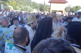 PS Macarie a participat la resfințirea bisericii Schitului Pocrov – Neamț. În cuvântul de învățătură, ierarhul i-a îndemnat cu lacrimi pe cei prezenți ca „înstrăinarea de țara pământească să nu le devină și înstrăinare de patria cea cerească”!