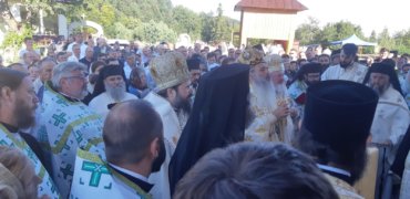 PS Macarie a participat la resfințirea bisericii Schitului Pocrov – Neamț. În cuvântul de învățătură, ierarhul i-a îndemnat cu lacrimi pe cei prezenți ca „înstrăinarea de țara pământească să nu le devină și înstrăinare de patria cea cerească”!