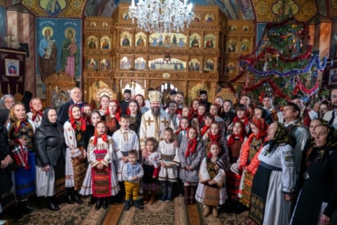 După slujirile misionare cu mireasma colindelor, în mijlocul românilor din Episcopia Europei de Nord, iată, prăznuirea Nașterii Domnului a fost întregită întru dalbele datini de acasă, alături de bătrânii mei părinți, de preoții, prietenii și consătenii din ținutul meu natal de la poalele Munților Țibleș …