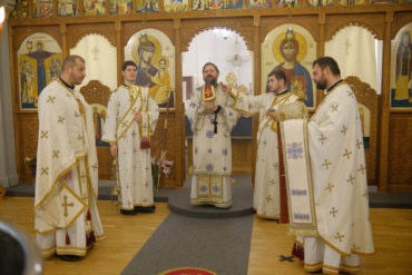 PS Episcop Macarie: „Nu este mai mare mângâiere și încurajare pentru un creștin, decât a o vedea pe Maica Dumnezeului nostru cum se roagă pentru noi și cum ne adăpostește sub Sfântul ei Acoperământ”, Jönköping, Suedia, 4 octombrie 2020 (predica video)