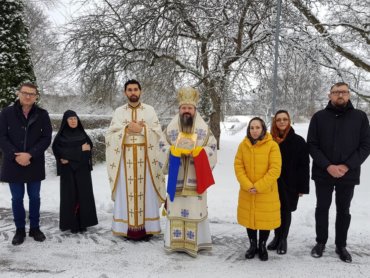 Părintele Episcop Macarie Drăgoi al Episcopiei Europei de Nord, în procesiune cu păstoriții la Uppsala, Suedia, purtând icoana Nașterii Mântuitorului, 26 decembrie 2020