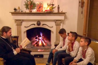 Părintele Episcop Macarie Drăgoi le citește copilașilor o altă poveste de Crăciun