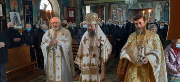 Înainte de a participa la lucrările Sfântului Sinod, Preasfințitul Părinte Episcop Macarie Drăgoi al Episcopiei Europei de Nord a săvârșit astăzi, duminică, 21 februarie 2021, Sfânta Liturghie în satul său natal Spermezeu, jud. Bistrița-Năsăud