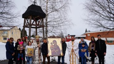 Preasfințitul Părinte Episcop Macarie Drăgoi al Episcopiei Europei de Nord se află în aceste zile în vizită pastorală la românii din Laponia. Astăzi, în Duminica a 4-a din Postul Mare, 11 aprilie 2021, a săvârșit Dumnezeiasca Liturghie a Sfântului Vasile cel Mare, Arhiepiscopul Cezareei Capadociei, în nordul Regatului Suediei, în biserica parohiei din Boden, așezând aici Icoana Maicii Domnului, Stăpâna Laponiei.