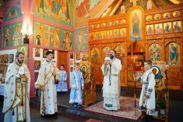 Preasfințitul Părinte Episcop Macarie Drăgoi al Europei de Nord a săvârșit în Duminica a V-a după Paști (a Samarinencei), 30 mai 2021, Sfânta Liturghie în biserica românească din Göteborg, Suedia, și a botezat-o pe prunca Ana-Ștefania