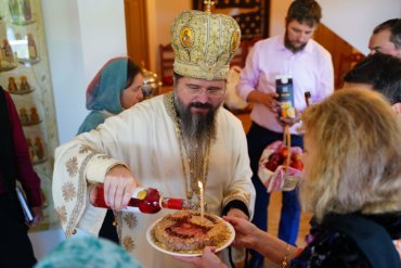 Preasfințitul Părinte Episcop Macarie Drăgoi al Episcopiei Europei de Nord, astăzi, de praznicul Înălțării Domnului, 10 iunie 2021, în Paraclisul Centrului Episcopal din Stockholm, a săvârșit Sfânta Liturghie și Slujba de pomenire pentru Eroii neamului
