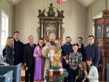 Preasfințitul Părinte Episcop Macarie Drăgoi al Episcopiei Europei de Nord cercetează în aceste zile pe românii de dincolo de Cercul Polar în Norvegia. Astăzi, duminică, 13 iunie 2021, ierarhul a săvârșit Sfânta Liturghie și a botezat pe pruncul Cristian-Traian în mica comunitate euharistică din orașul norvegian Skjervøy