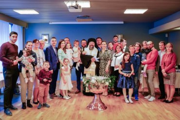 În aceste zile Preasfințitul Părinte Episcop Macarie Drăgoi al Episcopiei Europei de Nord se află în slujire misionară la românii de dincolo de Cercul Polar din Norvegia. Joi seara, 17 iunie 2021, Preasfințitul Macarie a săvârșit Vecernia în comunitatea euharistică din orașul norvegian Mo i Rana și a botezat pruncii Olivia și Marcus