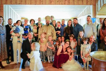 În aceste zile Preasfințitul Părinte Episcop Macarie Drăgoi al Episcopiei Europei de Nord se află în slujire misionară la românii din nord-vestul Norvegiei. În Sâmbăta Moșilor de Vară, 19 iunie 2021, Preasfințitul Macarie a săvârșit Sfânta Liturghie cu pomenirea celor adormiți în micuța comunitate euharistică de pe insula Aukra. La final a botezat pruncii Noe-Alexandru și Sebastian-Andrei