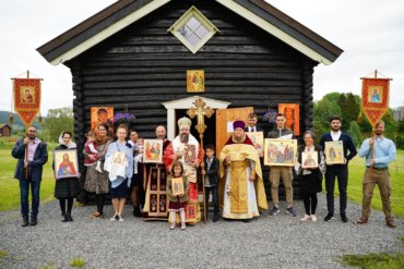 Preasfințitul Părinte Episcop Macarie Drăgoi al Europei de Nord a săvârșit astăzi în Lunea Rusaliilor, 21 iunie 2021, Sfanta Liturghie cu procesiune la bisericuța de lemn din Stiklestad în Norvegia, pe platoul unde la 29 iulie 1030, Sfântul Rege Olav a pecetluit cu sângele muceniciei sale lucrarea sa de luminător al vikingilor. La slujbă au fost prezenți dreptmăritori creștini de mai multe naționalități.