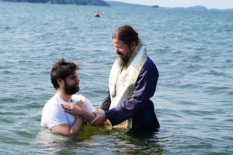Astăzi,13 iulie 2021, de soborul Sfântului Arhanghel Gavriil, Preasfințitul Părinte Episcop Macarie al Episcopiei Europei de Nord l-a botezat la Stockholm pe tânărul Gabriel. „Câți în Hristos v-aţi botezat, în Hristos v-aţi îmbrăcat!” (Galateni III, 27)