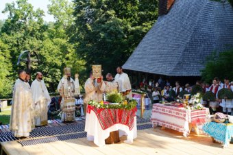 Duminică, 25 iulie 2021, Preasfințitul Părinte Episcop Macarie Drăgoi al Europei de Nord a săvârșit în incinta Muzeului Satului din Dumbrava Sibiului, Sfânta Liturghie cu Sfeștania inaugurării casei străbunicilor săi
