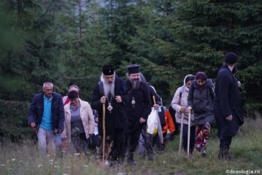 IPS Teofan, PS Macarie și sute de pelerini, în drum spre „Taborul românesc” – 6 august 2021 – foto (preluare doxologia.ro)