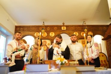 Părintele Episcop Macarie Drăgoi al Episcopiei Europei de Nord a botezat astăzi, 26 august 2021, pe pruncul Petru-Ștefan în Paraclisul Episcopal din Stockholm.