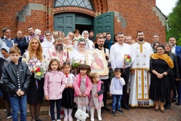 Preasfințitul Părinte Episcop Macarie Drăgoi al Episcopiei Europei de Nord a săvârșit astăzi, 28 august 2021, Sfânta Liturghie în biserica parohiei ortodoxe române din Borås, Suedia, i-a cununat pe tinerii Constantin-Silvius și Elena și a botezat-o pe prunca Sofia