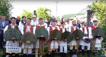 Preasfințitul Părinte Macarie a slujit în satul natal (preluare TRINITAS.TV)