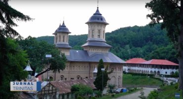 Preasfințitul Părinte Macarie a slujit la Mănăstirea Nicula (preluare TRINITAS.TV)