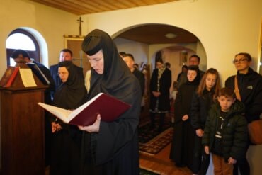 Preasfințitul Parinte Episcop Macarie Drăgoi al Episcopiei Europei de Nord în slujire euharistică de hram în Mănăstirea „Sfinții Cuvioși Macarie Romanul și Ioan Iacob de la Neamț” din Ikast, Regatul Danemarcei, sâmbătă, 23 octombrie 2021