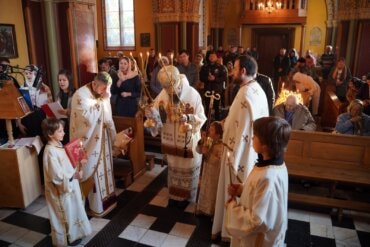 Preasfințitul Părinte Episcop Macarie al Episcopiei Europei de Nord, la Copenhaga, înconjurat în slujirea euharistică de soborul de preoți și diaconi alături de credincioșii dreptmaritori români și danezi, duminică, 24 octombrie 2021