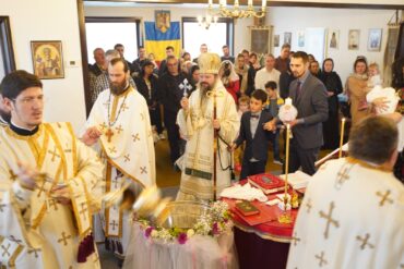 Preasfințitul Părinte Episcop Macarie Drăgoi al Episcopiei Europei de Nord a săvârșit duminică, 31 octombrie 2021, Sfânta Liturghie în biserica parohiei românești din Esbjerg, Danemarca, unde se cinstește Icoana Maicii Domnului „Tămăduitoarea” și a botezat pe prunca Ecaterina, cel de-al patrulea copilaș al preotului paroh Claudiu Ceteraș și al soției sale Aurora