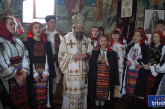 Preasfințitul Părinte Macarie a slujit în biserica din satul său natal