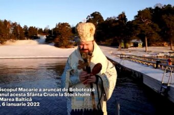 Episcopul Macarie a aruncat de Bobotează și anul acesta Sfânta Cruce la Stockholm în Marea Baltică