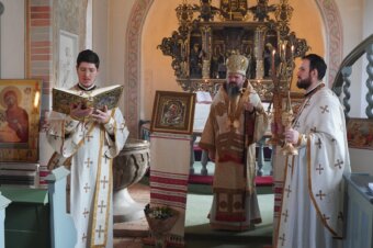 Episcopul Macarie: „Am luat în sufletele noastre aici pe marea străinătății o bucățică din cerul senin de acasă și o parte din lacrima părinților și străbunilor noștri”, cuvânt la Duminica Fiului Risipitor, 20 februarie 2022, Nykøbing Falster