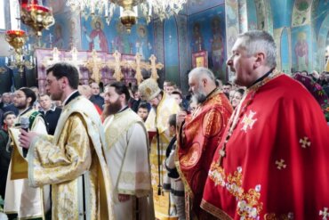 Preasfințitul Părinte Macarie, în mijlocul credincioșilor din Vicovu de Sus