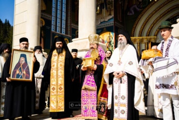 Moaștele Sfântului Calinic de la Cernica au fost întâmpinate astăzi la Mănăstirea Sihăstria Putnei de către PS Părinte Macarie