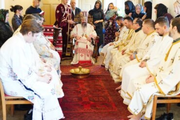 Rânduiala spălării picioarelor în cadrul Liturghiei Marelui Vasile unită cu Vecernia, în Paraclisul Centrului Episcopal din Stockholm