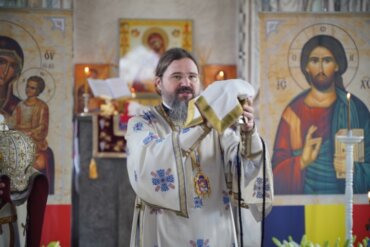 Episcopul Macarie: „Și nouă de multe ori ni se arată Domnul, pe drumul din Emaus, sub chipul străinului, pribeagului și călătorului și nu Îl recunoaștem”, cuvânt rostit în Marțea  Luminată, 26 aprilie 2022, Borås, Regatul Suediei.