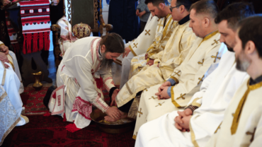 PREASFINȚITUL PĂRINTE EPISCOP MACARIE DRĂGOI ÎN JOIA MARE LA SLUJBA SPĂLĂRII PICIOARELOR