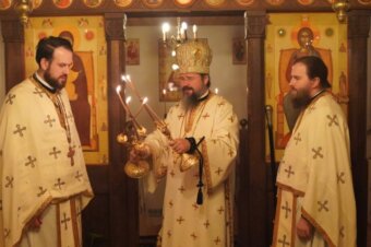Slujire arhierească în Mănăstirea „Sfinții Cuvioși Macarie Romanul și Ioan Iacob de la Neamț” din Ikast, Regatul Danemarcei.
