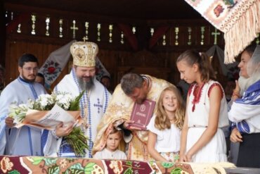PS Macarie în satul natal: Maica Domnului ne acoperă cu acoperământul ei cel luminos și tămăduitor (preluare basilica.ro)