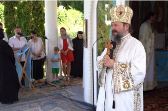Episcopul Macarie despre Praznicul Schimbării la Față și despre Sfântul Cuvios Ioan Iacob de la Neamț care cu inima frântă a orfanului de mamă și tată a găsit alinare în brațele părintești ale Părintelui ceresc, Cuvânt la Dumnezeiasca Liturghie în Mănăstirea Sfânta Cruce din Oradea, sâmbătă, 6 august 2022.