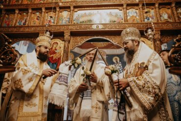 Biserica Mănăstirii „Sfântul Ilie Tesviteanul” din Băișoara, județul Cluj, a fost  sfințită de trei ierarhi