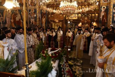 Preasfințitul Părinte Episcop Macarie a slujit și a rostit un cuvânt, ieri, 14 martie 2023, în Rădășeni, la Slujba Înmormântării credincioasei Elena Aioanei, mama Preasfințitului Părinte Episcop Timotei Prahoveanul (preluare TRINITAS TV și Ziarul Lumina)