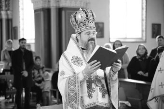 Episcopul Macarie la Liturghia cu Slujba spălării picioarelor din Joia Mare: „Evanghelia înseamnă să-ți dai viața pentru semenul tău. Să te pui pe tine pe ultimul loc pe lista de „priorități”. Să trăiești slujind până la moarte. Evanghelia înseamnă Cruce!”, cuvânt rostit în Biserica Paraclis Episcopal din Copenhaga, 13 aprilie 2023.