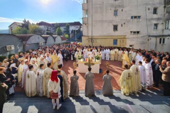 Preasfințitul Părinte Episcop Macarie în Duminica Mironosițelor, 30 aprilie 2023, a slujit la sfințirea bisericii „Sfântul Mare Mucenic Gheorghe” din municipiul Bistrița